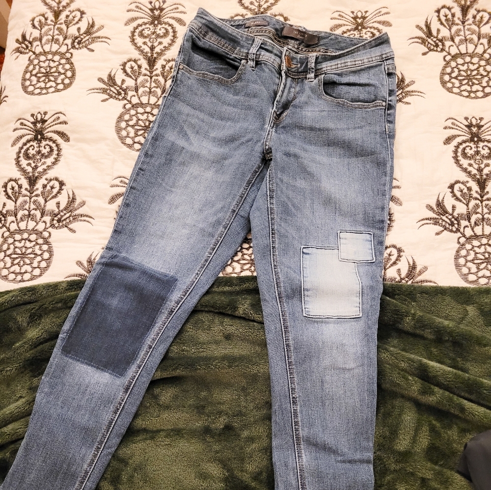 Women's ankle-length distressed jeans
